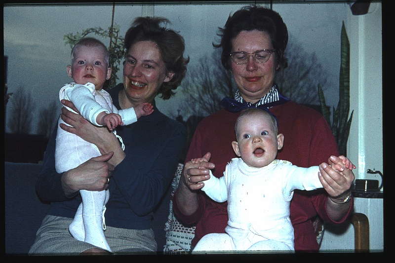 22.Delft feb 1964 Ilse,Mama,Brigitte,Marion.JPG